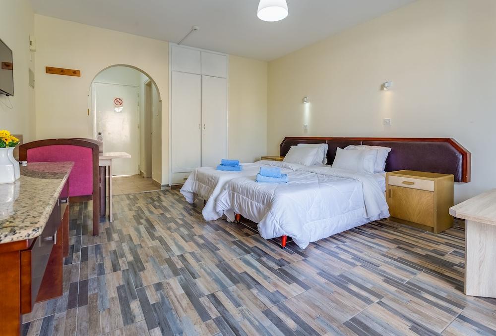Antonis G. Hotel Apartments Oroklini Eksteriør billede